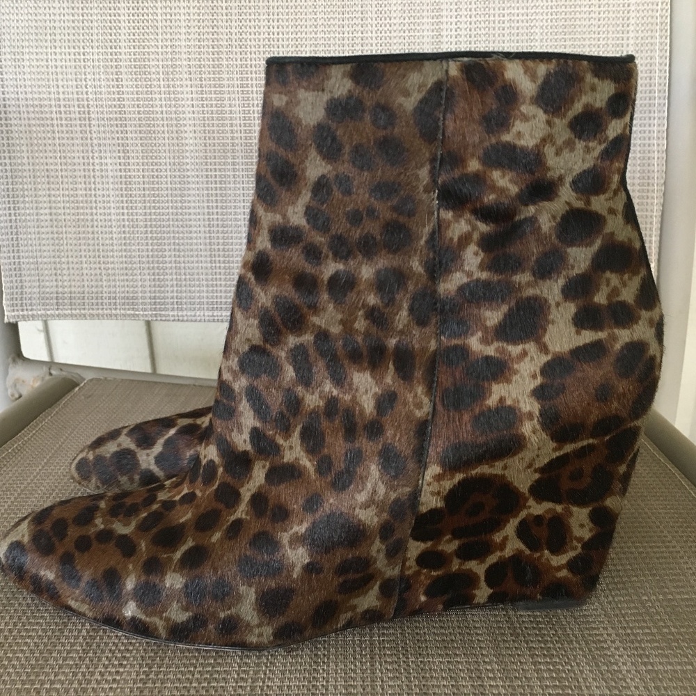 Brian Atwood Bellaria Leopard Print Calf Hair Wedge Ankle Boots Sz 7.5